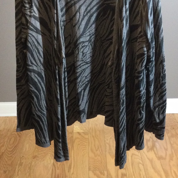 1X Dana Buchman Woman gray zebra print open wrap sweater - Picture 7 of 14